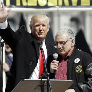 Colaborador de Trump reconoce error al desear la muerte de Obama