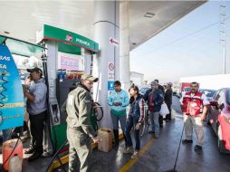 El desabasto de gasolina continúa en San Luis Potosí, hay largas filas en las gasolineras y llevan el combustible hasta en bidones. SUN / G. Espinosa