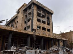 Ruinas de la guerra, Trabajadores descombran el techo de un edificio en Alepo. AFP / G. Ourfalian