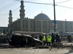 Personal de seguridad inspecciona el sitio donde sucedió la explosión. AFP / W. Kohsar