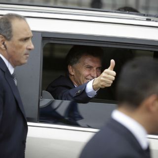Atacan auto de presidente Mauricio Macri con piedras