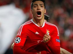 El timonel Rui Vitoria deberá analizar si quiere regresar al hidalguense al once inicial o dejarlo de nuevo en el banquillo. TWITTER / @SLBenfica