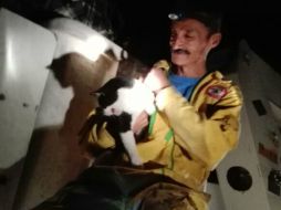 El comandante de Protección Civil, Alfonso Villagrana, subió a lo alto gracias a una grúa. ESPECIAL / PC y Bomberos Tlajomulco