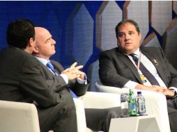 Victor Montagliani (I), presidente de Concacaf, con Gianni Infantino (C), presidente de FIFA. TWITTER / @VicMontagliani