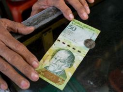 La fuerte devaluación de la moneda local y la inflación -la más alta del mundo- obligó al gobierno a actualizar el cono monetario. AFP / ARCHIVO