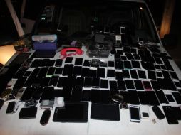 Durante la revisión del vehículo, los policías encuentran más de 200 aparatos electrónicos usados. ESPECIAL / Policía de Guadalajara