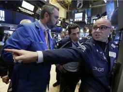 El mercado adolece de un liderazgo que impulse al alza los títulos y prácticamente han terminado este año las compras de operadores. AP / ARCHIVO