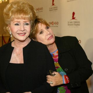 Reportan que Debbie Reynolds, madre de Carrie Fisher, fue hospitalizada