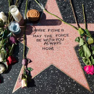 Admiradores crean estrella para Carrie Fisher en Hollywood