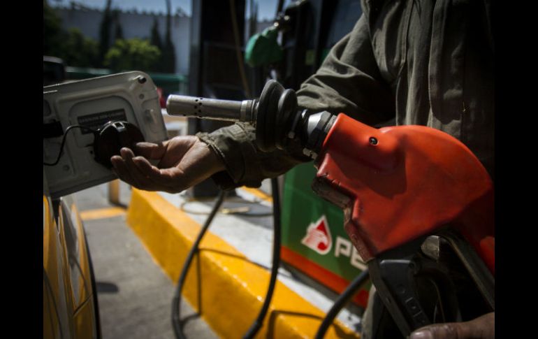 La SHCP dio a conocer este martes el nuevo esquema para establecer los precios de la gasolina y el diésel. NTX / ARCHIVO