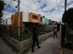 El espacio donde se encuentra un poste de luz fue cercado para hacerlo parte de un inmueble. EL INFORMADOR / R. Tamayo