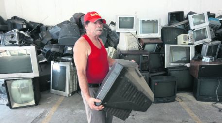 El señor Ramiro entregó una televisión vieja en el centro de acopio donde se decidirá el destino final para que no dañe el ambiente. EL INFORMADOR / G. Gallo