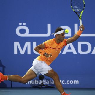 Rafael Nadal gana en partido de exhibición en Dubái