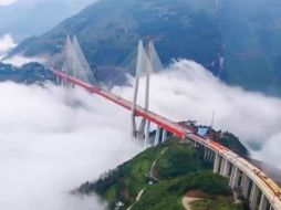 El Beipanjiang de 565 metros de alto que conecta a las provincias Guizhou y Yunnan. YOUTUBE / Charly Fornas
