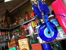 Amuletos en un puesto del mercado Corona. EL INFORMADOR / E. Barrera