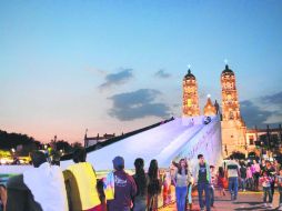 Una de las actividades para los pequeños es el tobogán de hielo. ESPECIAL /