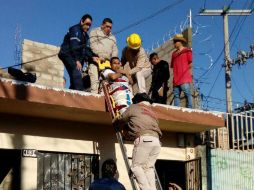 El lesionado es trasladado en calidad de regular a grave a un puesto de socorros para su atención médica. ESPECIAL / PC y Bomberos Guadalajara