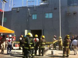 El escuadrón canino y apoyo aéreo acuden al lugar para auxiliar a los bomberos tapatíos y Protección Civil en el rescate. ESPECIAL / Protección Civil Guadalajara