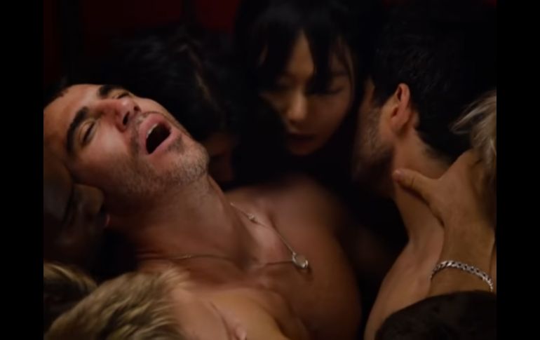 Poncho Herrera y Miguel Ángel Silvestre comparten la escena en la serie. YOUTUBE / luisilok