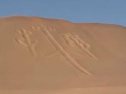 El Candelabro está en una ladera de una colina de arena al borde del mar. YOUTUBE / astronomo1970