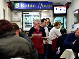 Cada noche, el restaurante atiende a unas 50 personas sin hogar. AFP / G. Julien
