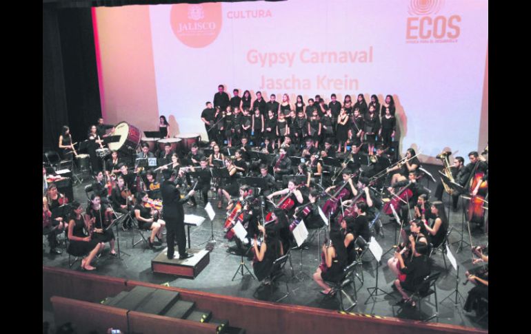 Talento.  La orquesta juvenil durante una presentación en el Teatro Degollado. EL INFORMADOR / P. Franco