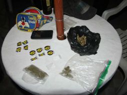 Durante el operativo a un hombre le confiscaron 29 dosis de polvo blanco y cuatro bolsas con mariguana en un bar de Av. Juárez. ESPECIAL / Policía de Guadalajara