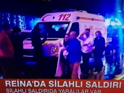 Las imágenes del canal de televisión local muestran a los heridos siendo trasladados en ambulancias. ESPECIAL /