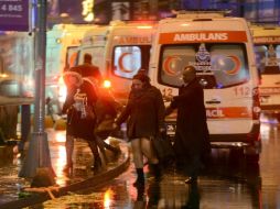 La televisión local mostró las labores de evacuación de los heridos y sobrevivientes. AFP /