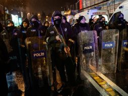 Policías resguardan el área donde ocurrió el tiroteo. EFE / STR
