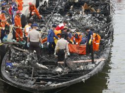La nave siniestrada, identificada como Zahro Express, llevaba a bordo al menos un centenar de personas. EFE / A. Weda