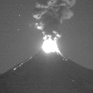 Volcán de Colima lanza exhalación esta madrugada