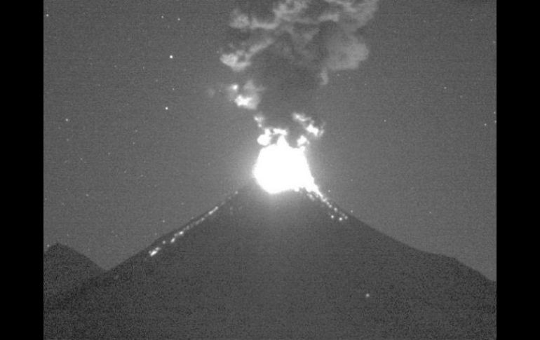 Luis Felipe Puente difundió una imagen en donde se aprecia la actividad volcánica. TWITTER / @LUISFELIPE_P
