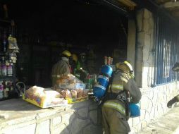 Los bomberos atendieron un incendio en una vinatería de La Tuzanía. ESPECIAL / Bomberos de Zapopan