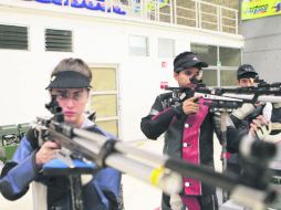 Ganadores. Michel Quezada, Felipe Negrete y Carlos Fabián Quintero practican el tiro en el Code Paradero. EL INFORMADOR / P. Franco