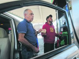 Hacia arriba. Los automovilistas acudieron a las gasolineras, pagaron más y manifestaron su molestia por los nuevos precios. EL INFORMADOR / F. Atilano