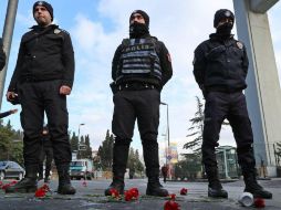 La policía detuvo ayer a 14 personas de dos grupúsculos de izquierda que organizaron una marcha. EFE / T. Bozoglu