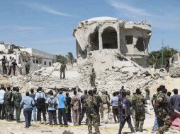Miembros de las fuerzas de seguridad inspeccionan el lugar donde se produjeron las explosiones. EFE / S. Yusuf