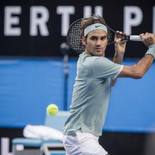 Roger Federer triunfa en su regreso al tenis