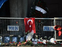 Varios testimonios aseguran que el hombre mató con disparos a la cabeza a varias personas que estaban tiradas en el piso. AFP / O. Kose