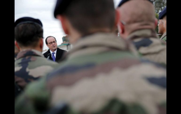 Francois Hollande visita a soldados franceses en la Academia del Departamento Antiterrorista en Bagdad. EFE / C. Ena