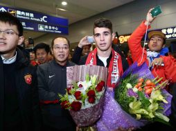 Decenas de aficionados recibieron con cánticos al brasileño en el aeropuerto Pudong de Shanghai. AFP /