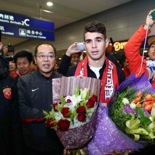 Oscar llega a Shanghái para jugar en el futbol chino