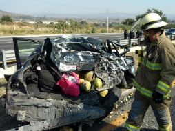 Así quedó uno de los autos involucrados en el accidente. ESPECIAL / Protección Civil del Estado