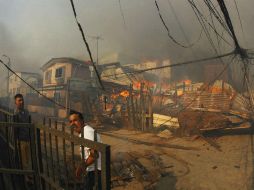 Dos aviones y cuatro helicópteros, además de centenares de bomberos, trabajaban en la extinsión del fuego. EFE / S. Cisternas
