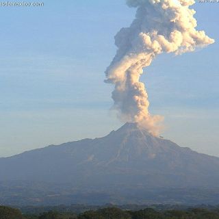 Volcán El Colima emite exhalación de 1.5 kilómetros