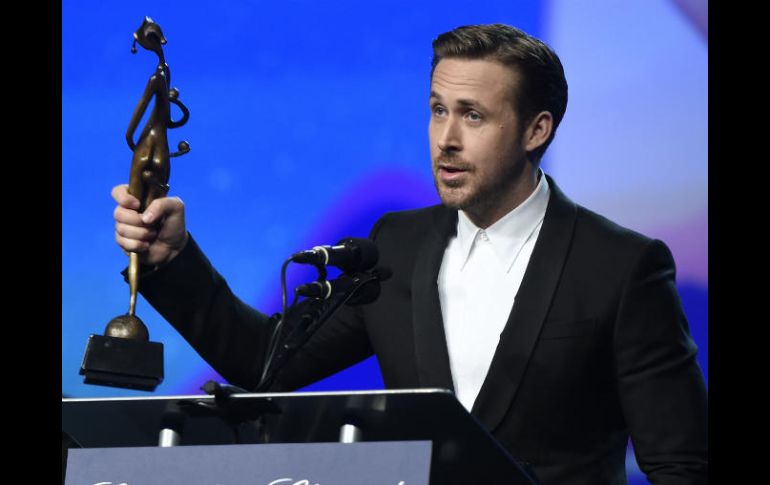 Gosling dio las gracias a Reynolds 'por su maravillosa carrera' al aceptar un premio a la película en el Festival de Cine. AP / C. Pizzello