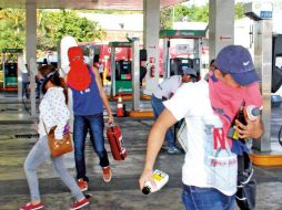 En algunos municipios, la falta de combustible en los expendios ha provocado el cierre de estos por varias horas. SUN / ARCHIVO
