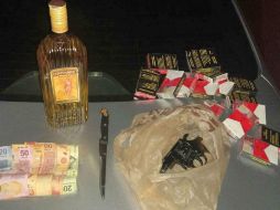 El menor llevaba consigo 16 cajetillas de cigarros, una botella de tequila y dinero en efectivo. ESPECIAL /