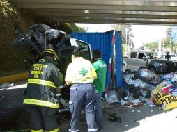 A pesar de lo aparatoso del incidente, el conductor y su acompañante sólo presentaron lesiones leves. ESPECIAL / PC y Bomberos Guadalajara